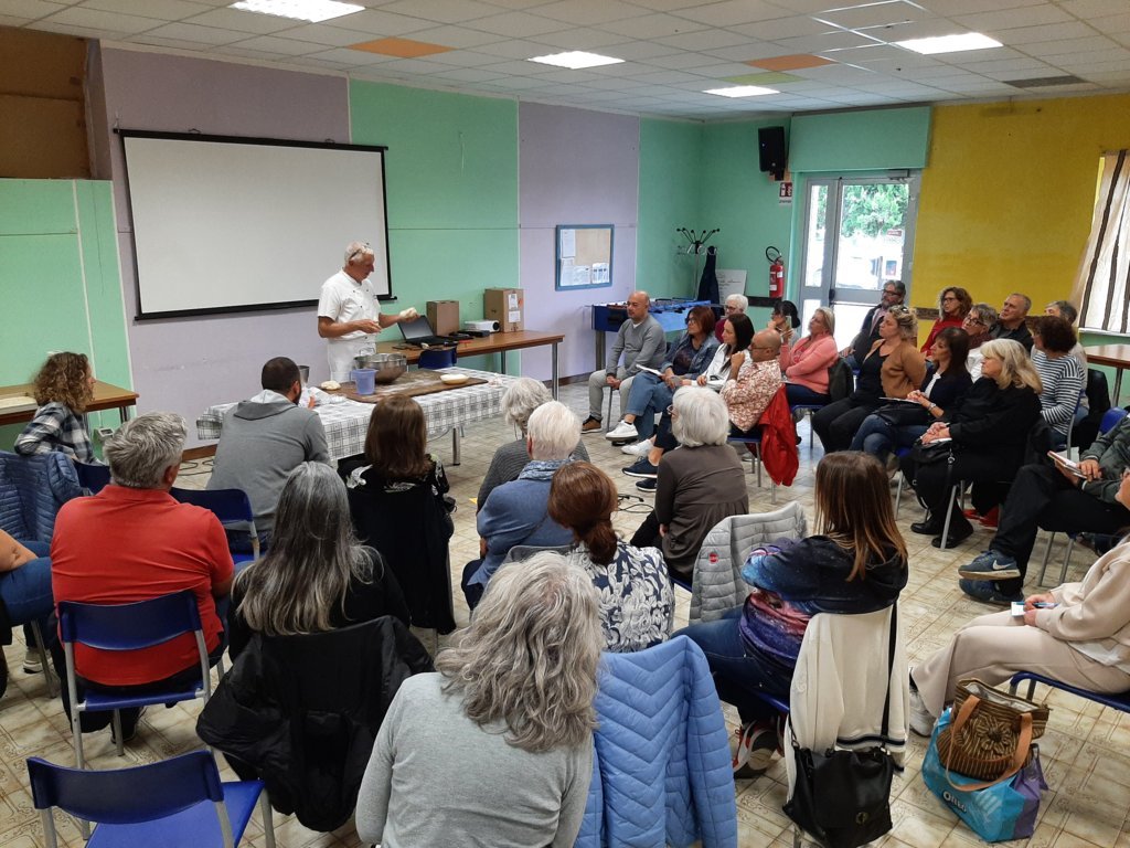 Piccolo gruppo che prova una scena teatrale in un salone di paese