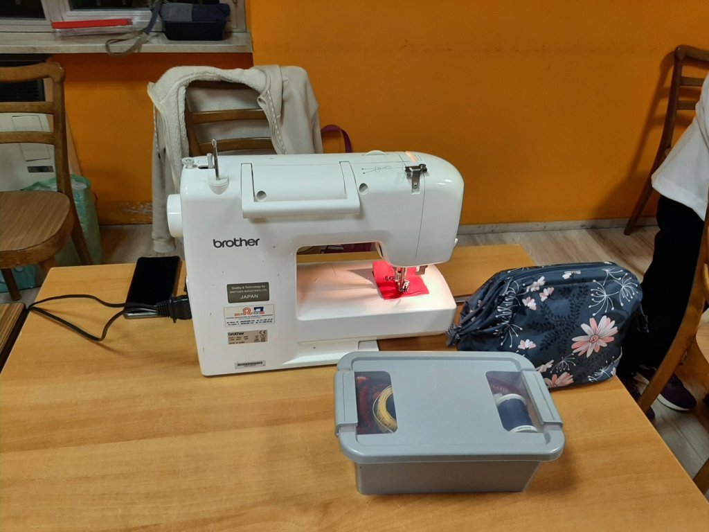 Tavolo con stoffe colorate e materiali di cucito durante un laboratorio