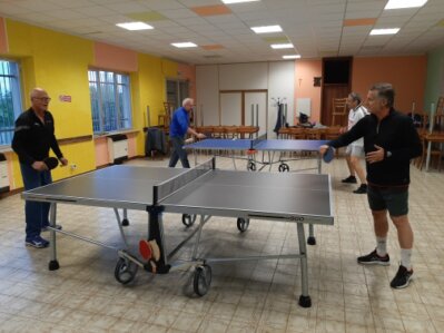 Mani che lanciano una boccia su un campo di bocce all’aperto