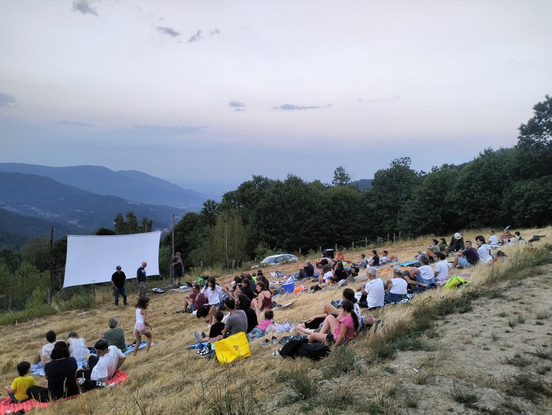 Gruppo che recita su un piccolo palco