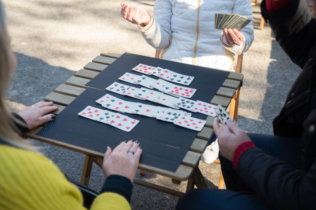Giocatori concentrati durante una partita di burraco
