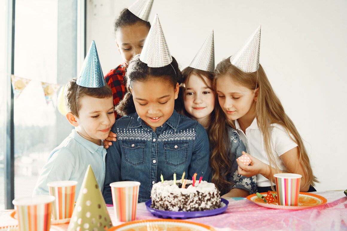 Tavolo decorato per una festa di compleanno in un salone