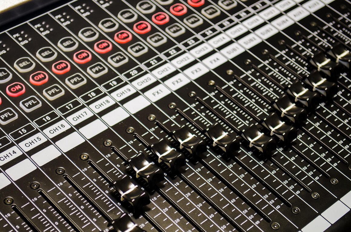 Microfono e casse audio preparati per un evento