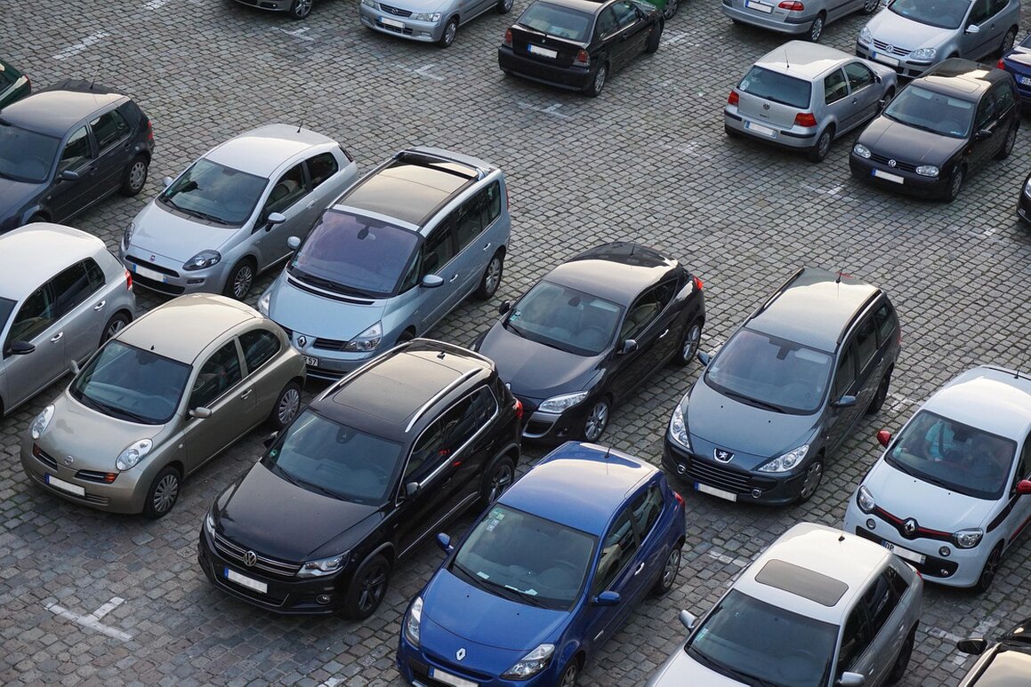 Parcheggio all'esterno di un centro di paese